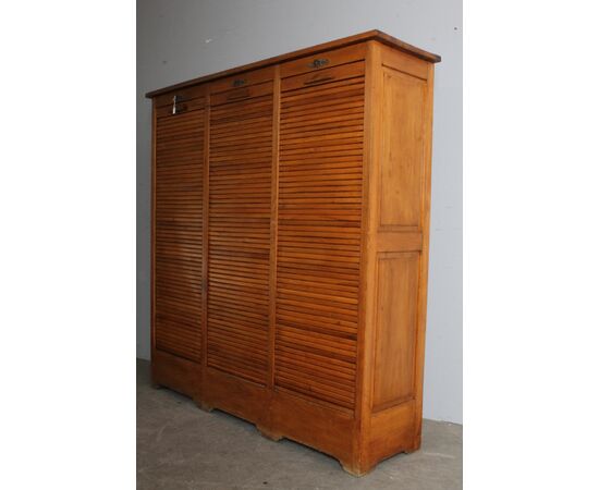 Antica serrandina / libreria  anni 50 tre ante in faggio massello .  modernariato restaurata 18 ripiani . Mis 148 x 39