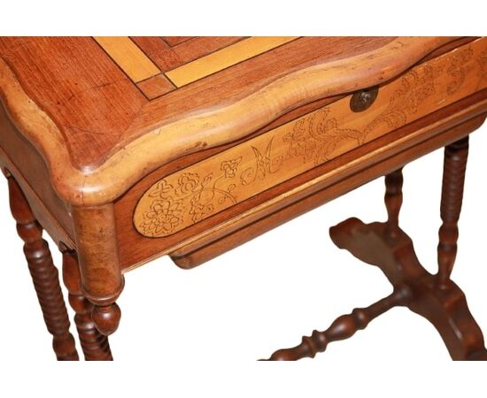 Toilette Francese del 1800 in Legno di noce con intarsi