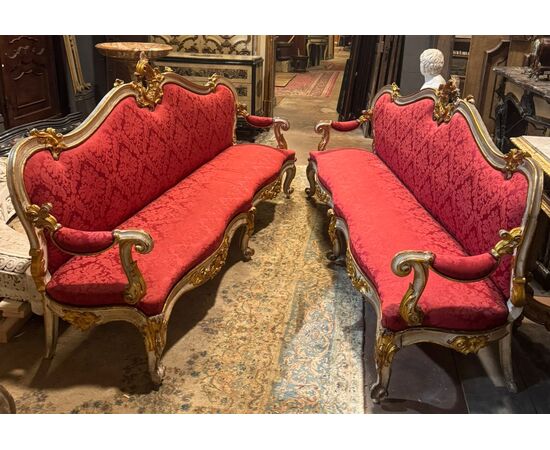 PANC162 - Coppia di divani rivestiti in tessuto rosso, epoca '700, misure cm L 230 x H 124 x P 65