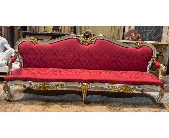 PANC162 - Coppia di divani rivestiti in tessuto rosso, epoca '700, misure cm L 230 x H 124 x P 65