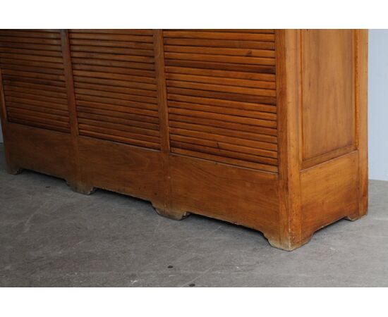 Antica serrandina / libreria  anni 50 tre ante in faggio massello .  modernariato restaurata 18 ripiani . Mis 148 x 39