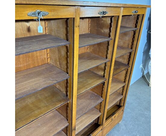 Antica serrandina / libreria  anni 50 tre ante in faggio massello .  modernariato restaurata 18 ripiani . Mis 148 x 39