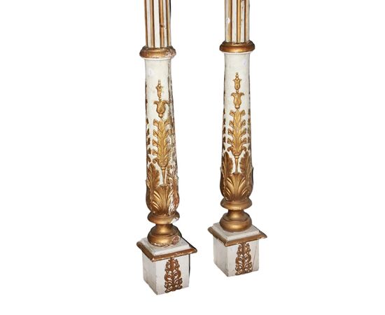 Coppia di Colonne Alte Francesi stile Luigi XVI in Legno laccato e dorato