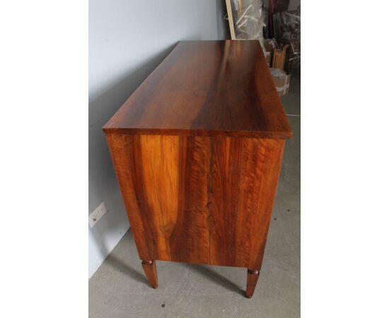Antico cassettone , comò  Luigi XVI 1770 intarsiato  Piacenza. Gambe a spillo.  Restaurato mis 138 x 57 . h 102 