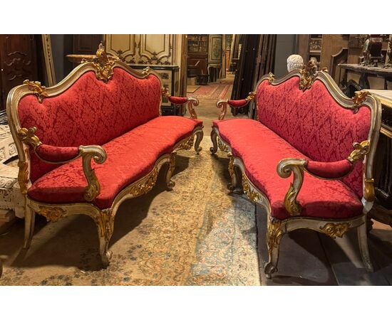PANC162 - Coppia di divani rivestiti in tessuto rosso, epoca '700, misure cm L 230 x H 124 x P 65