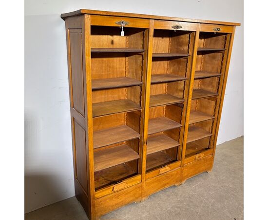 Antica serrandina / libreria  anni 50 tre ante in faggio massello .  modernariato restaurata 18 ripiani . Mis 148 x 39