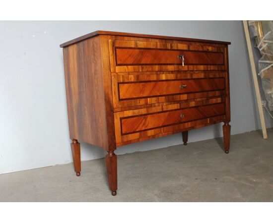 Antico cassettone , comò  Luigi XVI 1770 intarsiato  Piacenza. Gambe a spillo.  Restaurato mis 138 x 57 . h 102 