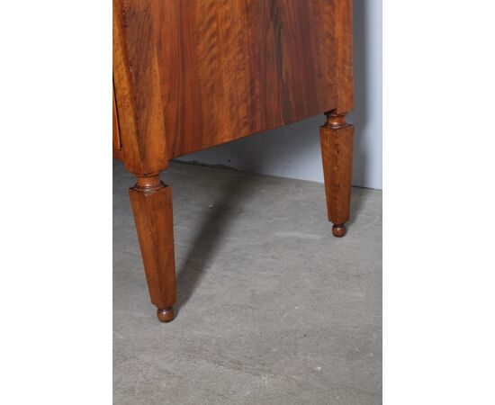Antico cassettone , comò  Luigi XVI 1770 intarsiato  Piacenza. Gambe a spillo.  Restaurato mis 138 x 57 . h 102 
