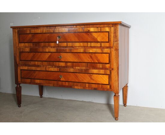 Antico cassettone , comò  Luigi XVI 1770 intarsiato  Piacenza. Gambe a spillo.  Restaurato mis 138 x 57 . h 102 