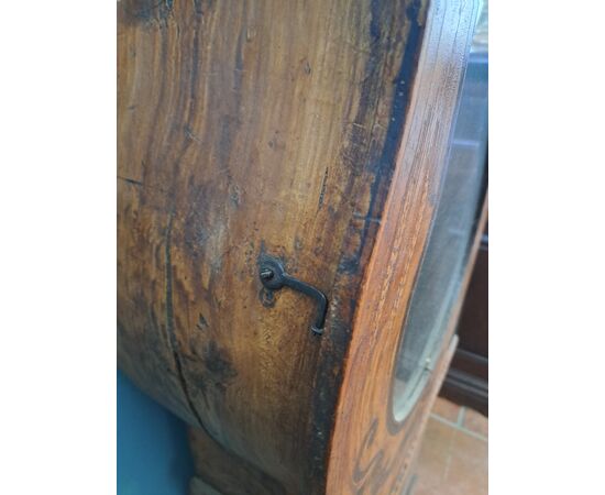Orologio a pendolo laccato dell'Ottocento