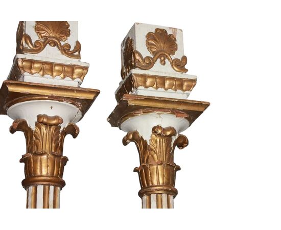 Coppia di Colonne Alte Francesi stile Luigi XVI in Legno laccato e dorato