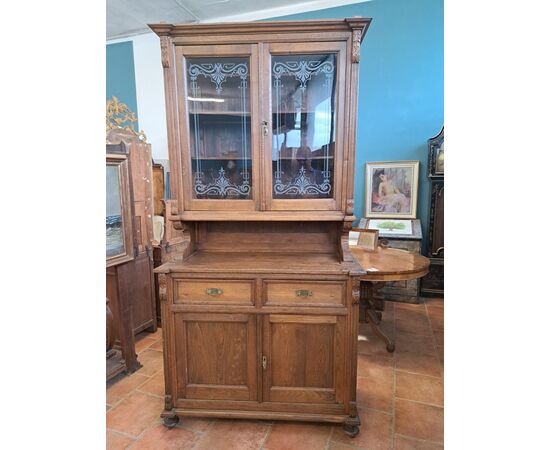 Vetrina dell'Ottocento toscana con vetri decorati