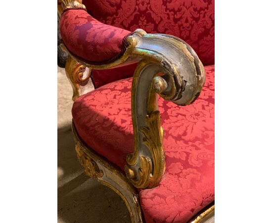 PANC162 - Coppia di divani rivestiti in tessuto rosso, epoca '700, misure cm L 230 x H 124 x P 65