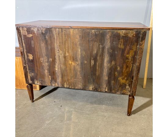 Antico cassettone , comò  Luigi XVI 1770 intarsiato  Piacenza. Gambe a spillo.  Restaurato mis 138 x 57 . h 102 