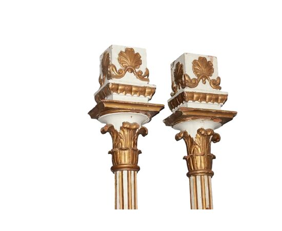 Coppia di Colonne Alte Francesi stile Luigi XVI in Legno laccato e dorato