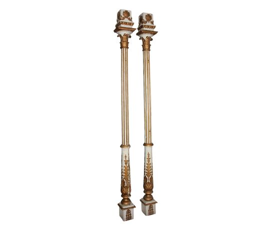 Coppia di Colonne Alte Francesi stile Luigi XVI in Legno laccato e dorato