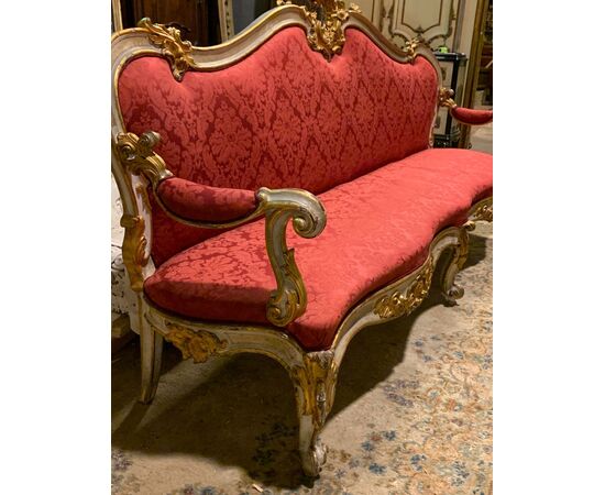 PANC162 - Coppia di divani rivestiti in tessuto rosso, epoca '700, misure cm L 230 x H 124 x P 65