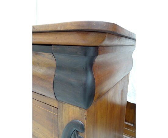 Cassettone in noce vercellese Carlo X scolpito e filettato 1820 Piemonte