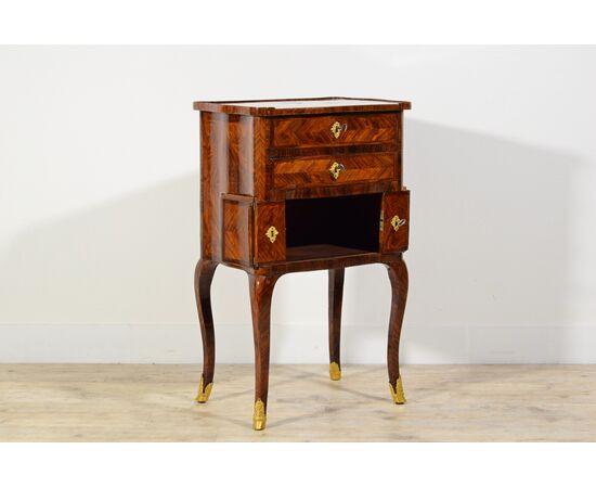 VENDUTO Mobiletto da centro in legno di viola, Torino, Epoca Luigi XV, Metà XVIII secolo