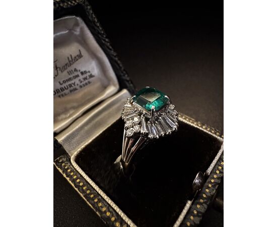 Anello  in  Platino  con   Smeraldo  e   Diamanti  