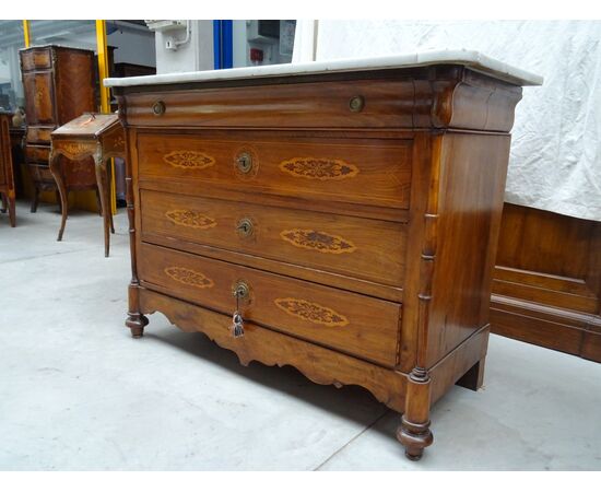 Cassettone Carlo X in noce intarsiato acero 1820 Piemonte