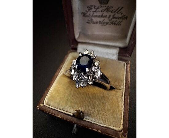 Anello in  Platino  con  Zaffiro  e  Diamanti  