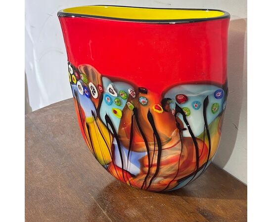 Vaso strepitoso vetro  Murano lavorazione incamiciata e a Murrine Millefiori . Anni 70 Grandi dimensioni . H 35 L 33