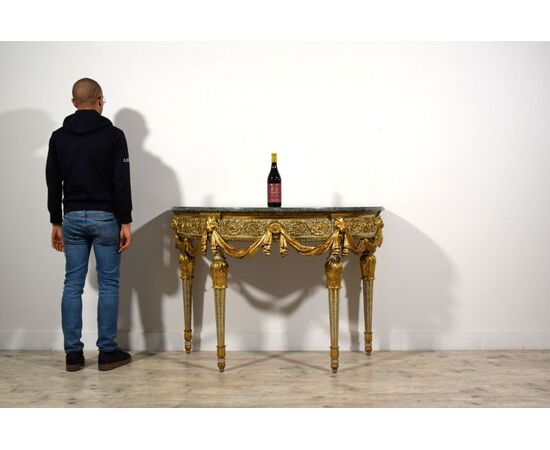 RISERVATA Importante e rara consolle a mezzaluna neoclassica in legno intagliato laccato e dorato, Torino, Francesco Bolgiè attr., fine XVIII secolo
