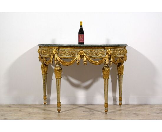RISERVATA Importante e rara consolle a mezzaluna neoclassica in legno intagliato laccato e dorato, Torino, Francesco Bolgiè attr., fine XVIII secolo