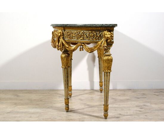 RISERVATA Importante e rara consolle a mezzaluna neoclassica in legno intagliato laccato e dorato, Torino, Francesco Bolgiè attr., fine XVIII secolo