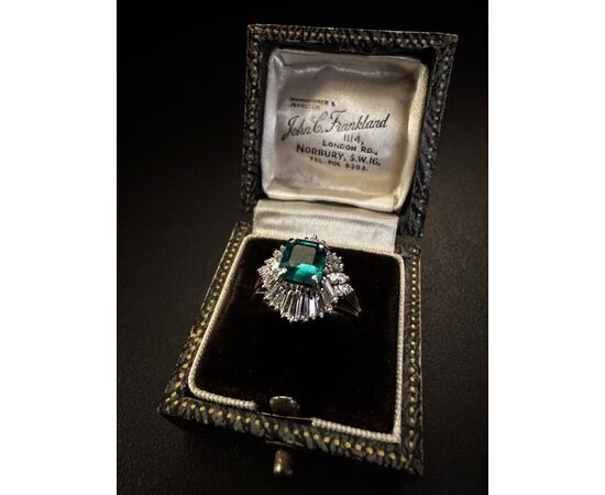Anello  in  Platino  con   Smeraldo  e   Diamanti  