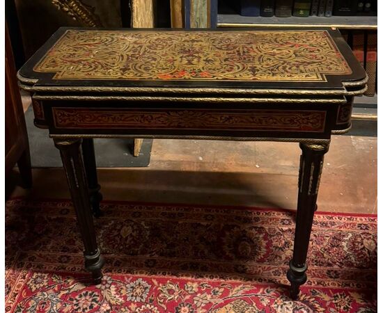 TAV318 - Tavolo Boulle con piano apribile, intarsi in ottone e tartaruga, epoca '800, misure cm L 87 x P 44 x H 75