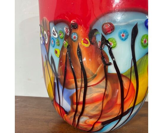 Vaso strepitoso vetro  Murano lavorazione incamiciata e a Murrine Millefiori . Anni 70 Grandi dimensioni . H 35 L 33