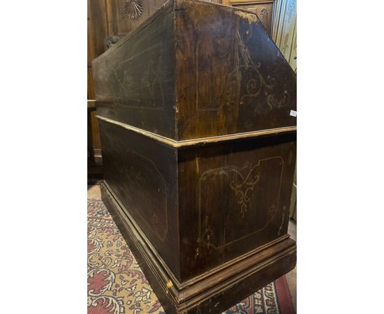 TAV317 - Bancone da reception in noce con intarsi, epoca '700, misure cm L 130 x H 105 x P 65