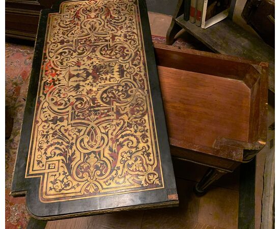 TAV318 - Tavolo Boulle con piano apribile, intarsi in ottone e tartaruga, epoca '800, misure cm L 87 x P 44 x H 75