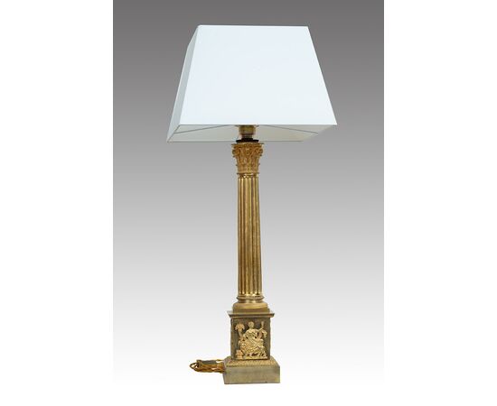 Lampada antica Impero Francese in bronzo dorato finemente cesellato appartenente agli inizi del XIX secolo.