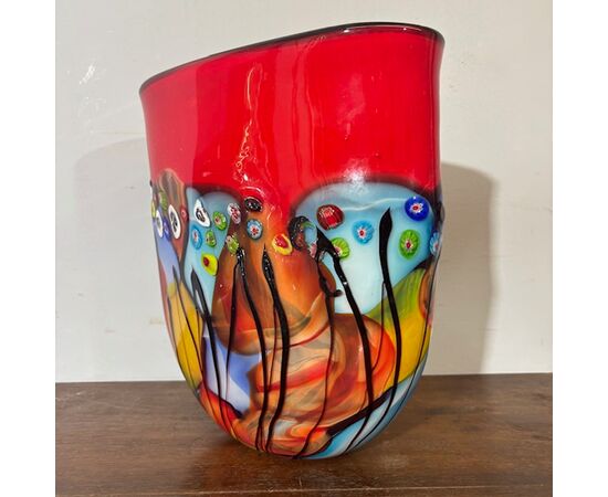 Vaso strepitoso vetro  Murano lavorazione incamiciata e a Murrine Millefiori . Anni 70 Grandi dimensioni . H 35 L 33