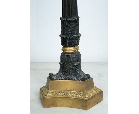 Coppia di candelabri antichi Carlo X a quattro fiamme in bronzo dorato e bronzo brunito. Francia inizio XIX secolo.