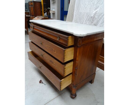 Cassettone Carlo X in noce intarsiato acero 1820 Piemonte