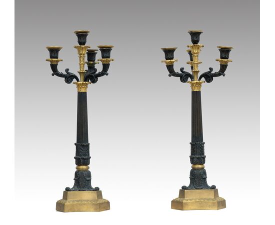 Coppia di candelabri antichi Carlo X a quattro fiamme in bronzo dorato e bronzo brunito. Francia inizio XIX secolo.