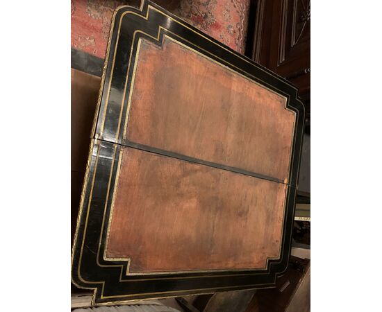 TAV318 - Tavolo Boulle con piano apribile, intarsi in ottone e tartaruga, epoca '800, misure cm L 87 x P 44 x H 75
