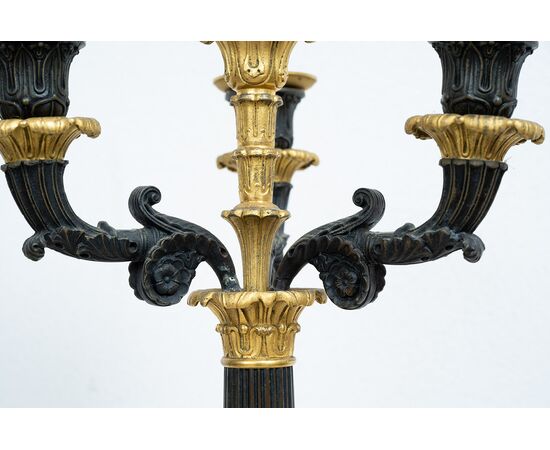 Coppia di candelabri antichi Carlo X a quattro fiamme in bronzo dorato e bronzo brunito. Francia inizio XIX secolo.