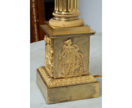 Lampada antica Impero Francese in bronzo dorato finemente cesellato appartenente agli inizi del XIX secolo.