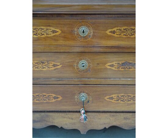 Cassettone Carlo X in noce intarsiato acero 1820 Piemonte