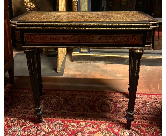 TAV318 - Tavolo Boulle con piano apribile, intarsi in ottone e tartaruga, epoca '800, misure cm L 87 x P 44 x H 75