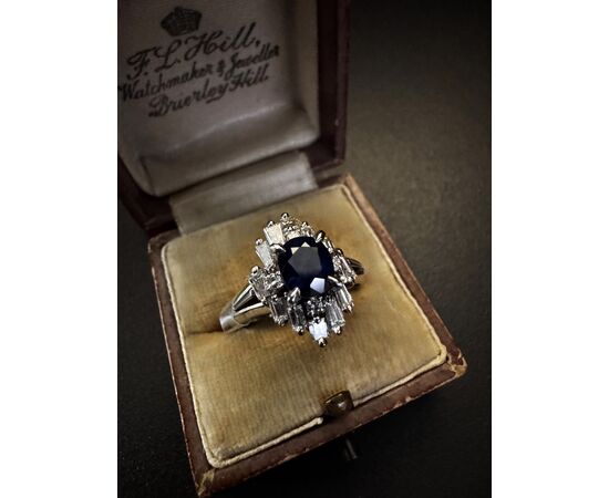 Anello in  Platino  con  Zaffiro  e  Diamanti  