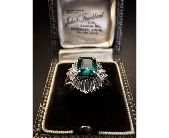 Anello  in  Platino  con   Smeraldo  e   Diamanti  