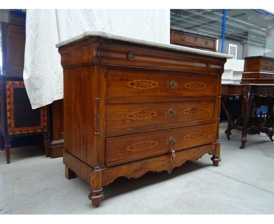 Cassettone Carlo X in noce intarsiato acero 1820 Piemonte