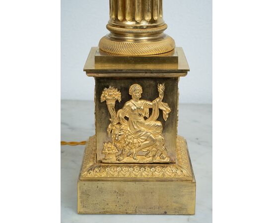 Lampada antica Impero Francese in bronzo dorato finemente cesellato appartenente agli inizi del XIX secolo.