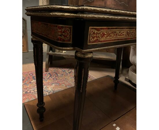TAV318 - Tavolo Boulle con piano apribile, intarsi in ottone e tartaruga, epoca '800, misure cm L 87 x P 44 x H 75
